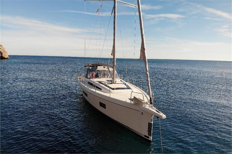 Barco de vela EN CHARTER, de la marca Beneteau modelo Oceanis 51.1 y del año 2024, disponible en Marina Cala dOr Santanyí Mallorca España
